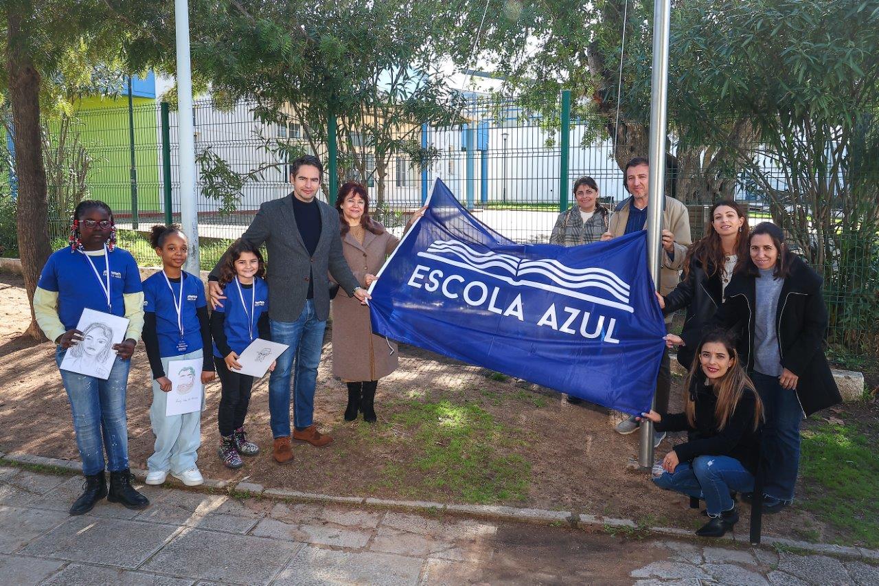 Sul Informação - Bandeira “Escola Azul” hasteada em 6 escolas de Albufeira para promover literacia do oceano