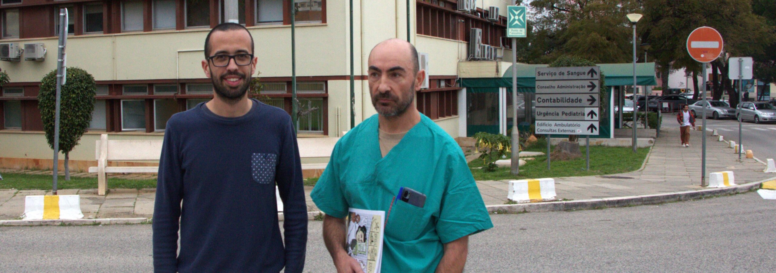 Rui Candeias, delegado sindical do Sindicato dos Médicos da Zona Sul no Hospital de Faro, e André Gomes, dirigente do Sindicado dos Médicos da Zona Sul e membro do Conselho Nacional da FNAM