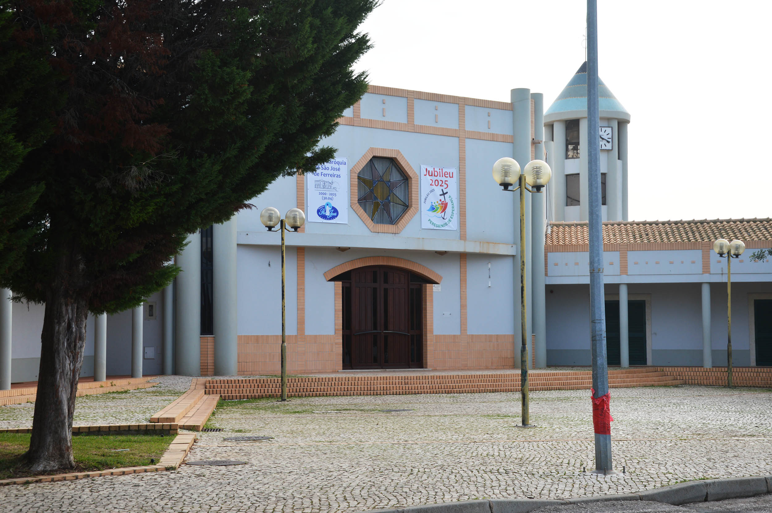 Sul Informação - Assaltantes invadiram Igreja Paroquial de Ferreiras e levaram dinheiro da caixa de esmolas