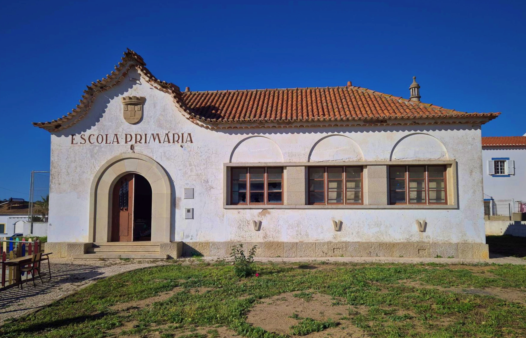 Sul Informação - Assinado auto de consignação da obra de requalificação da Escola Primária da Carrapateira