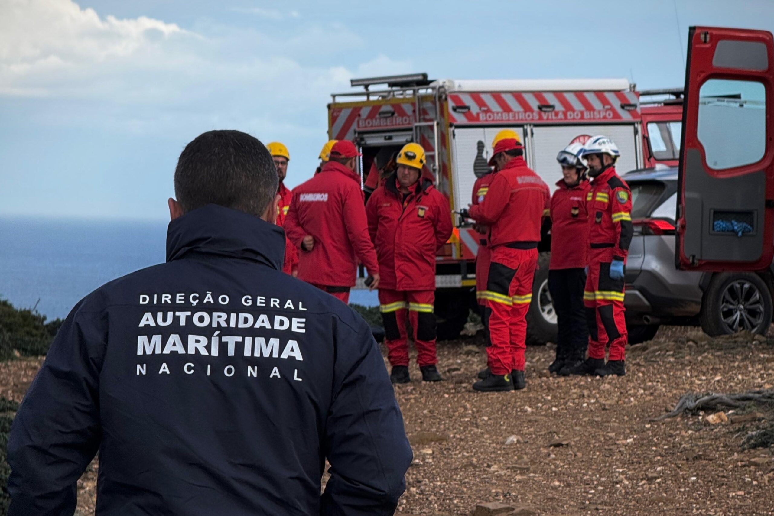 Sul Informação - Vila do Bispo: Resgatado corpo de mulher que morreu após cair do alto de falésia em Torre de Aspa