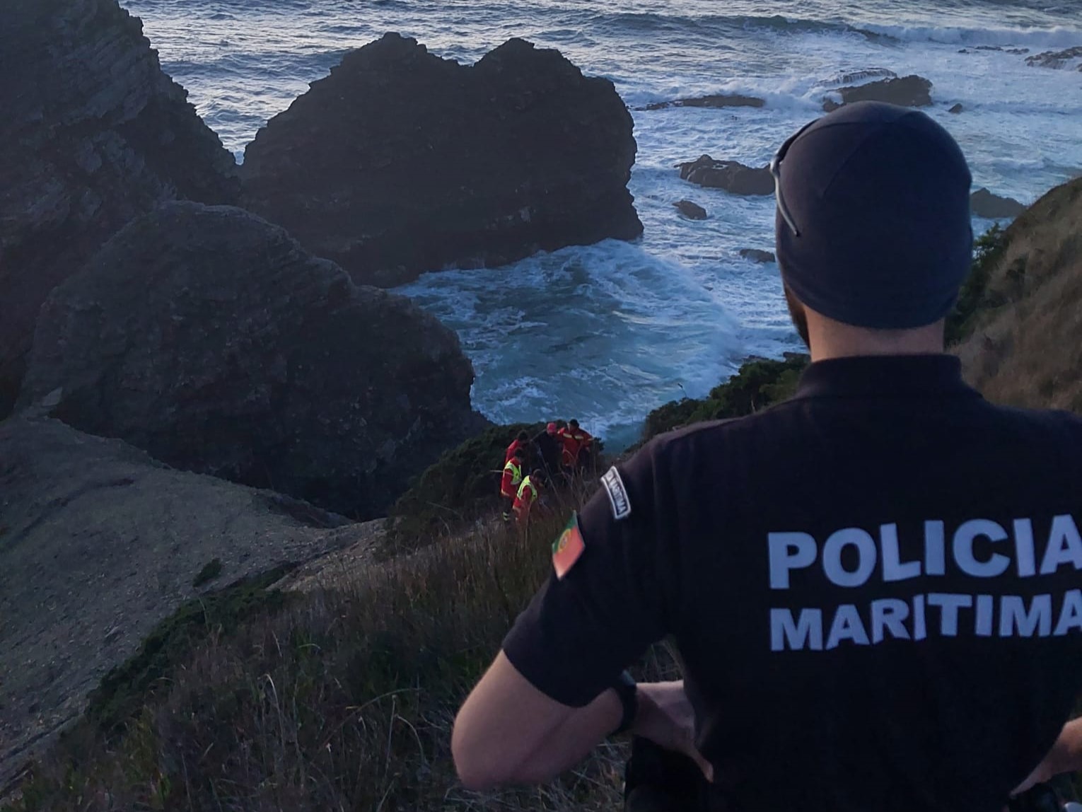 Sul Informação - Pescador lúdico resgatado após cair de arriba na Ponta da Atalaia