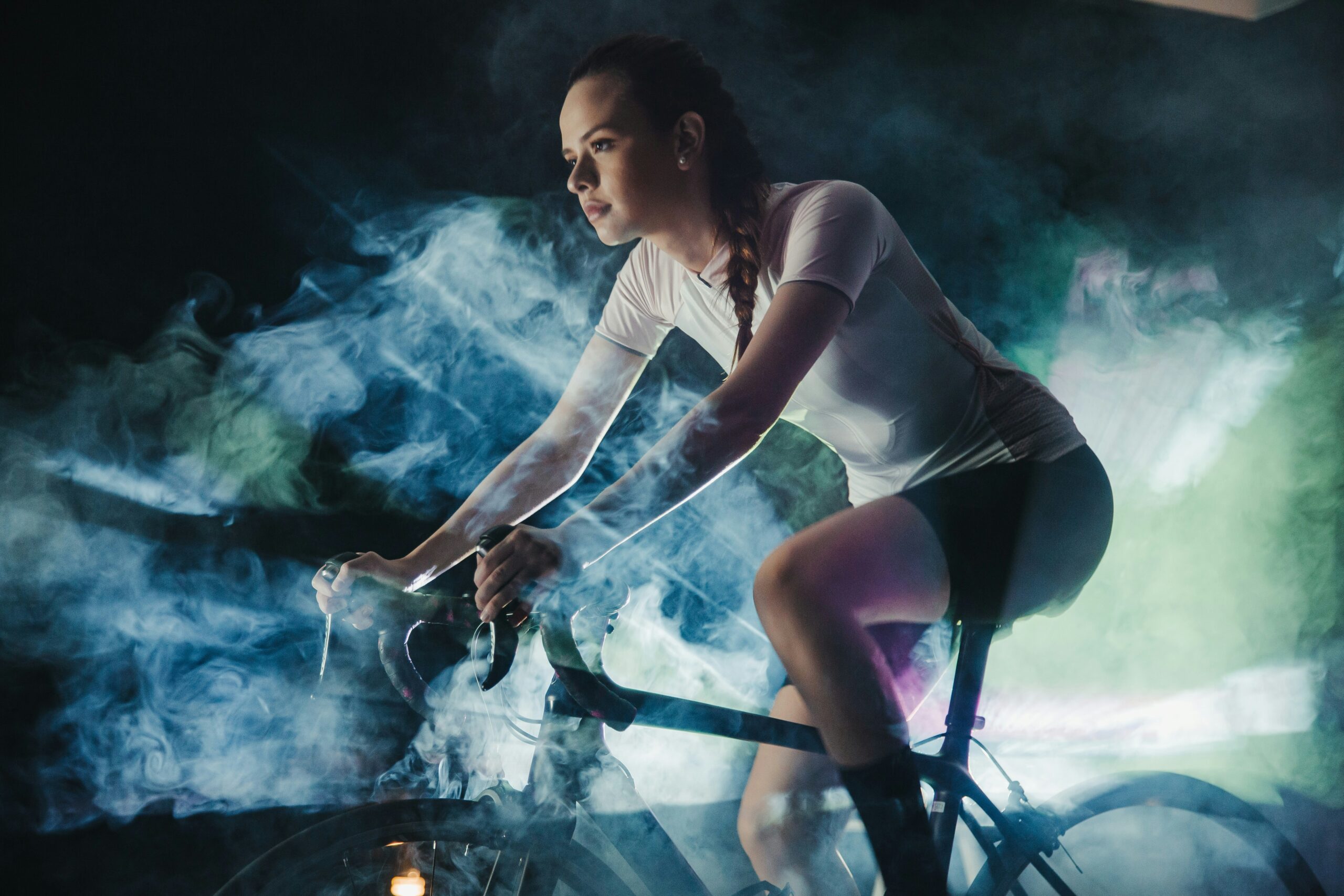 Mulher a praticar ciclismo indoor