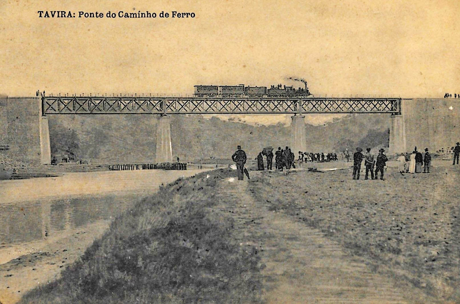 Foto antiga do Comboio sobre a ponte do Séqua em Tavira