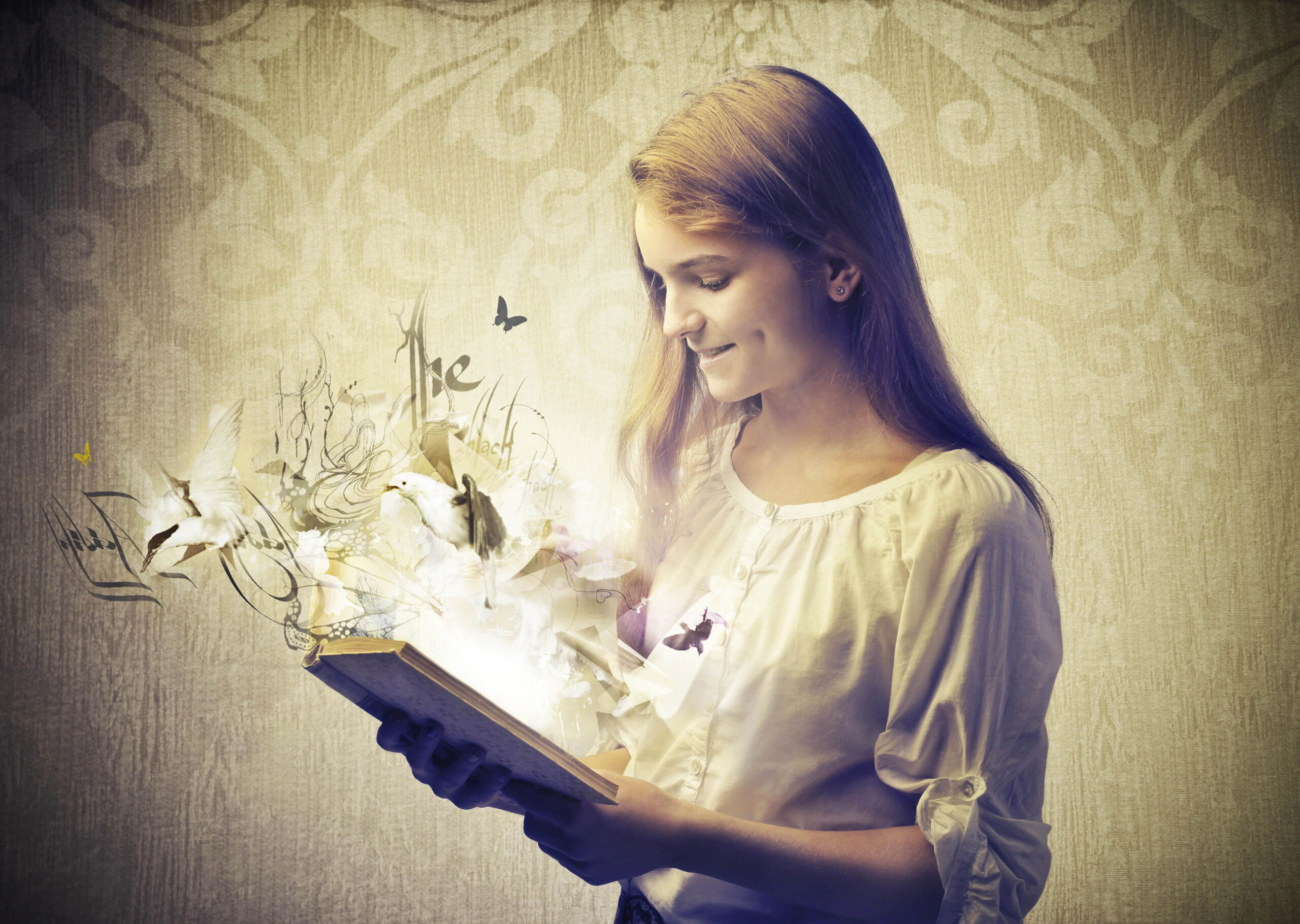 Jovem a ler com livro na mão