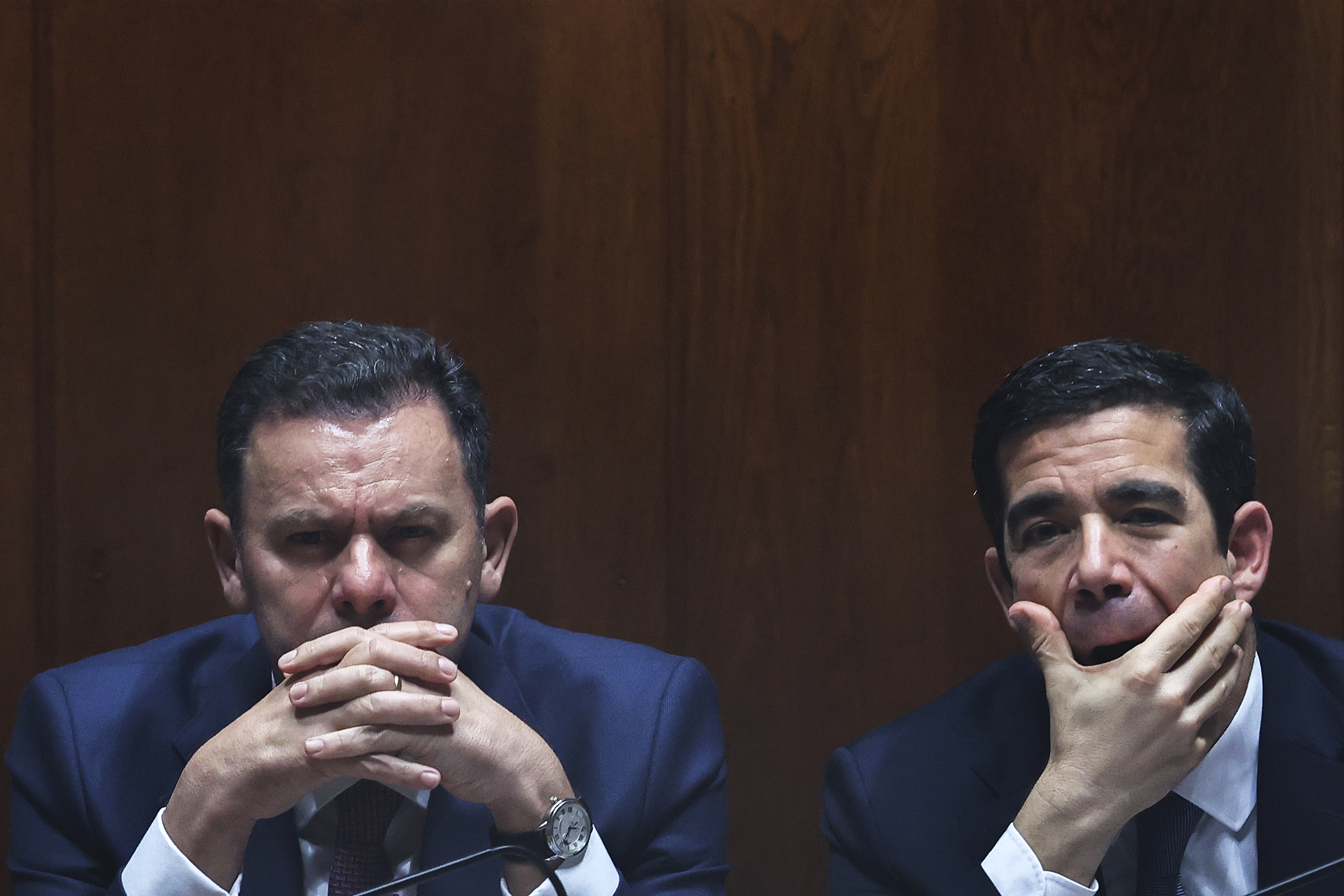 O primeiro-ministro, Luís Montenegro (E), ladeado pelo ministro da Presidência, António Leitão Amaro (D), durante a discussão da moção de censura do PCP ao XXIV Governo Constitucional, na Assembleia da República, em Lisboa, 05 de março de 2025. MANUEL DE ALMEIDA/LUSA