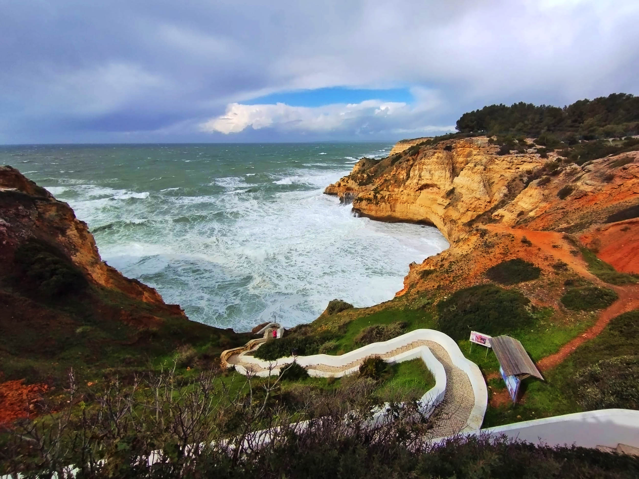 Sul Informação - Vêm aí ondas de 4,5 metros, mais chuva e mais vento no Algarve