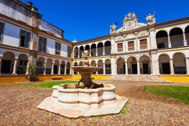 Exterior do edifício da reitoria da Universidade de Évora
