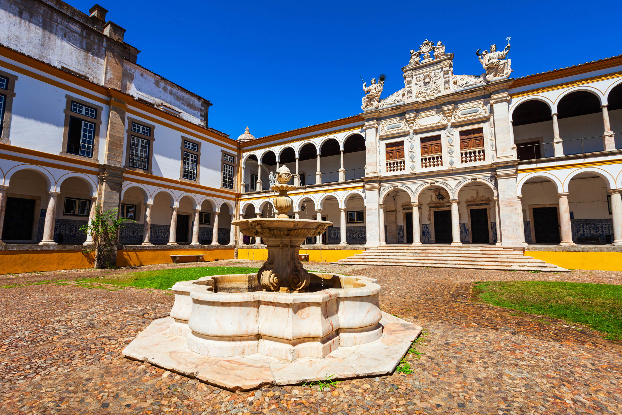 Exterior do edifício da reitoria da Universidade de Évora
