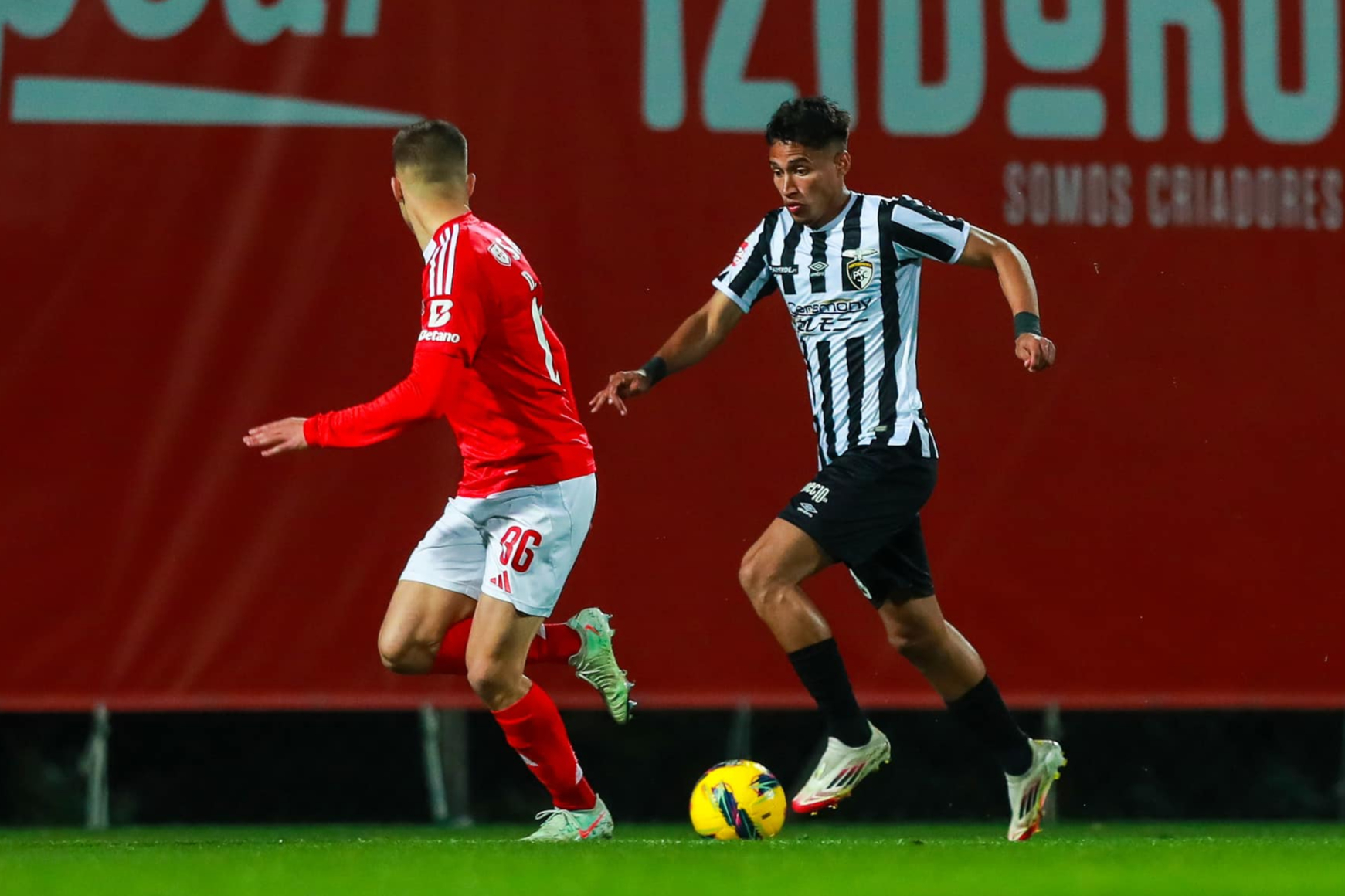 jogo entre Benfica B e Farense na II LIga de futebol
