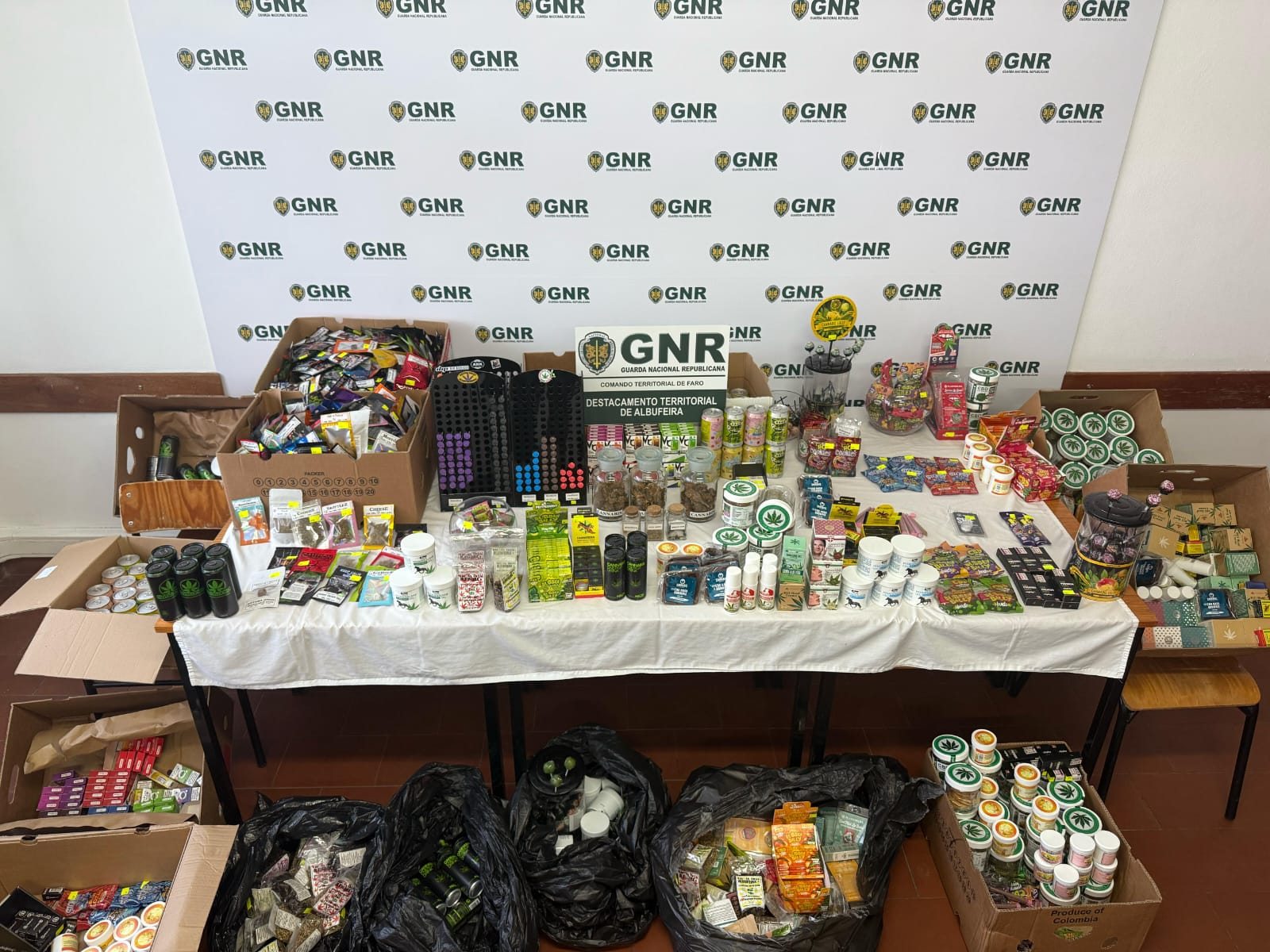 Sul Informação - GNR apreende mais de 2300 produtos em duas lojas de canábis de Albufeira