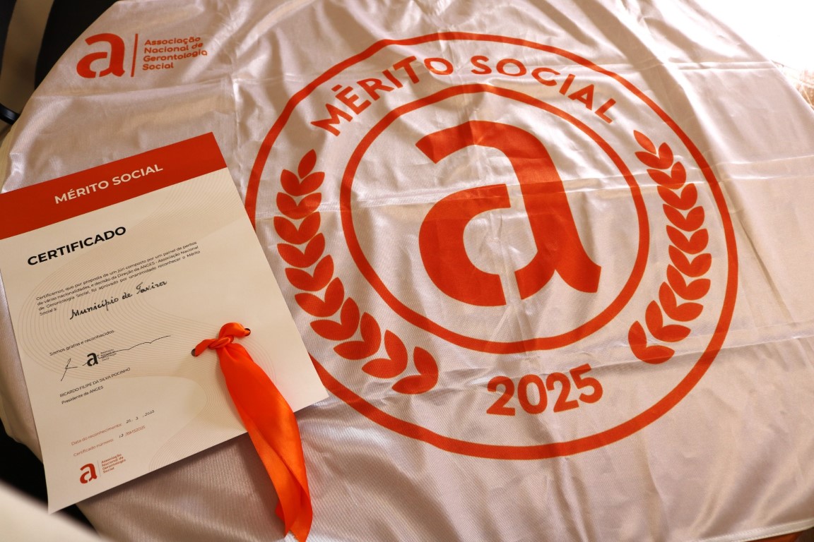 Sul Informação - Câmara de Tavira recebe Bandeira de Mérito Social