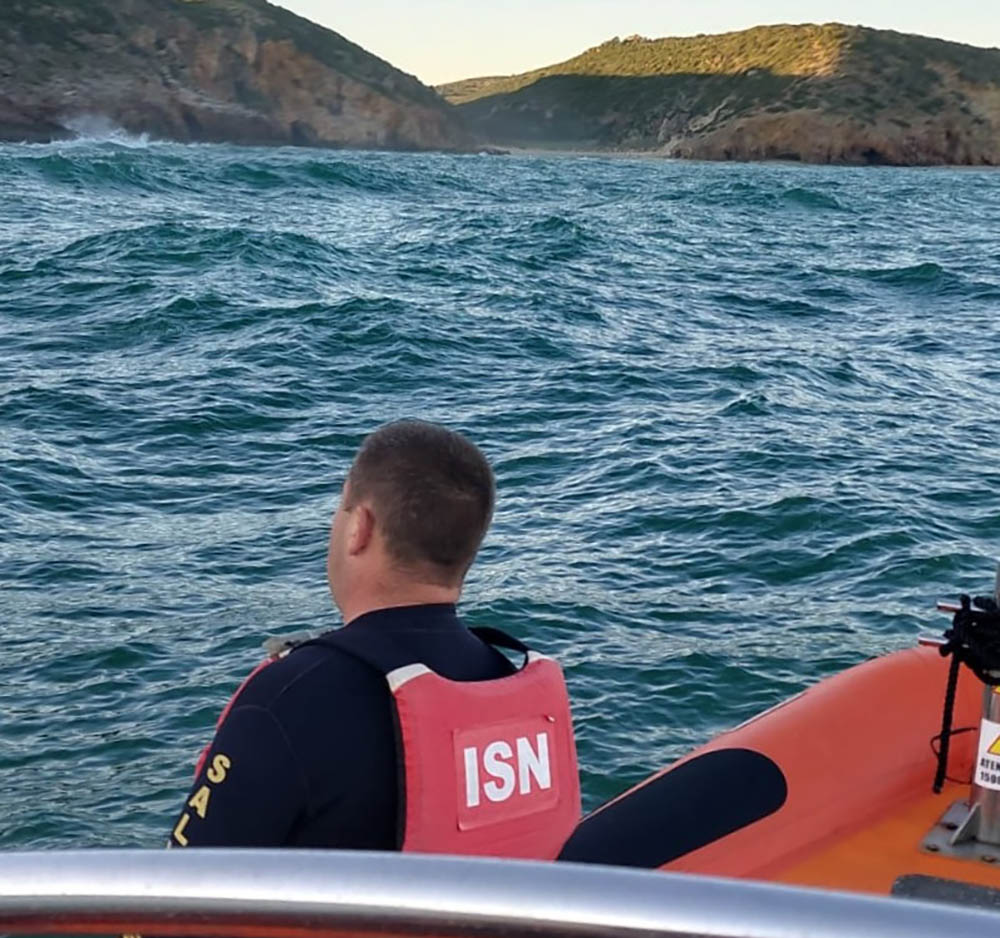 Sul Informação - Encontrado corpo na praia da Figueira, pode ser praticante de parapente desaparecido