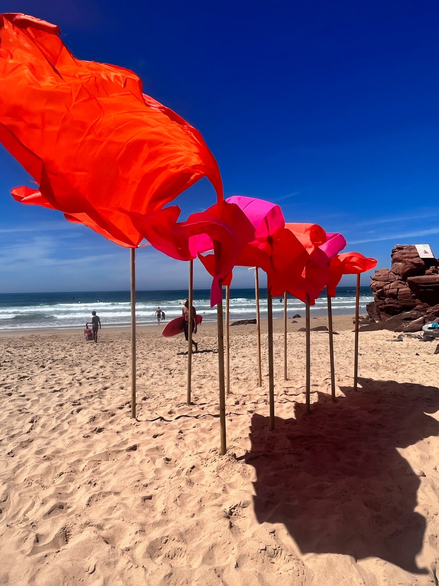 Sul Informação - Vai haver guarda-sóis numa galeria de Loulé, juntando praia, arte e “love”