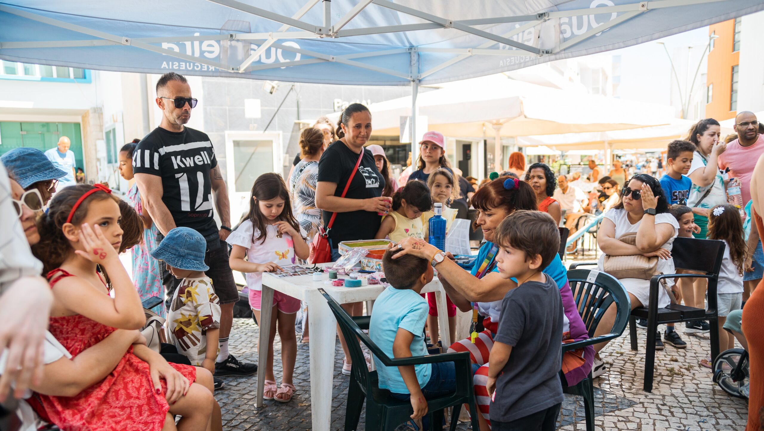 Sul Informação - Quarteira celebra Dia Mundial da Criança com teatro, glitter bar e trabalhos manuais