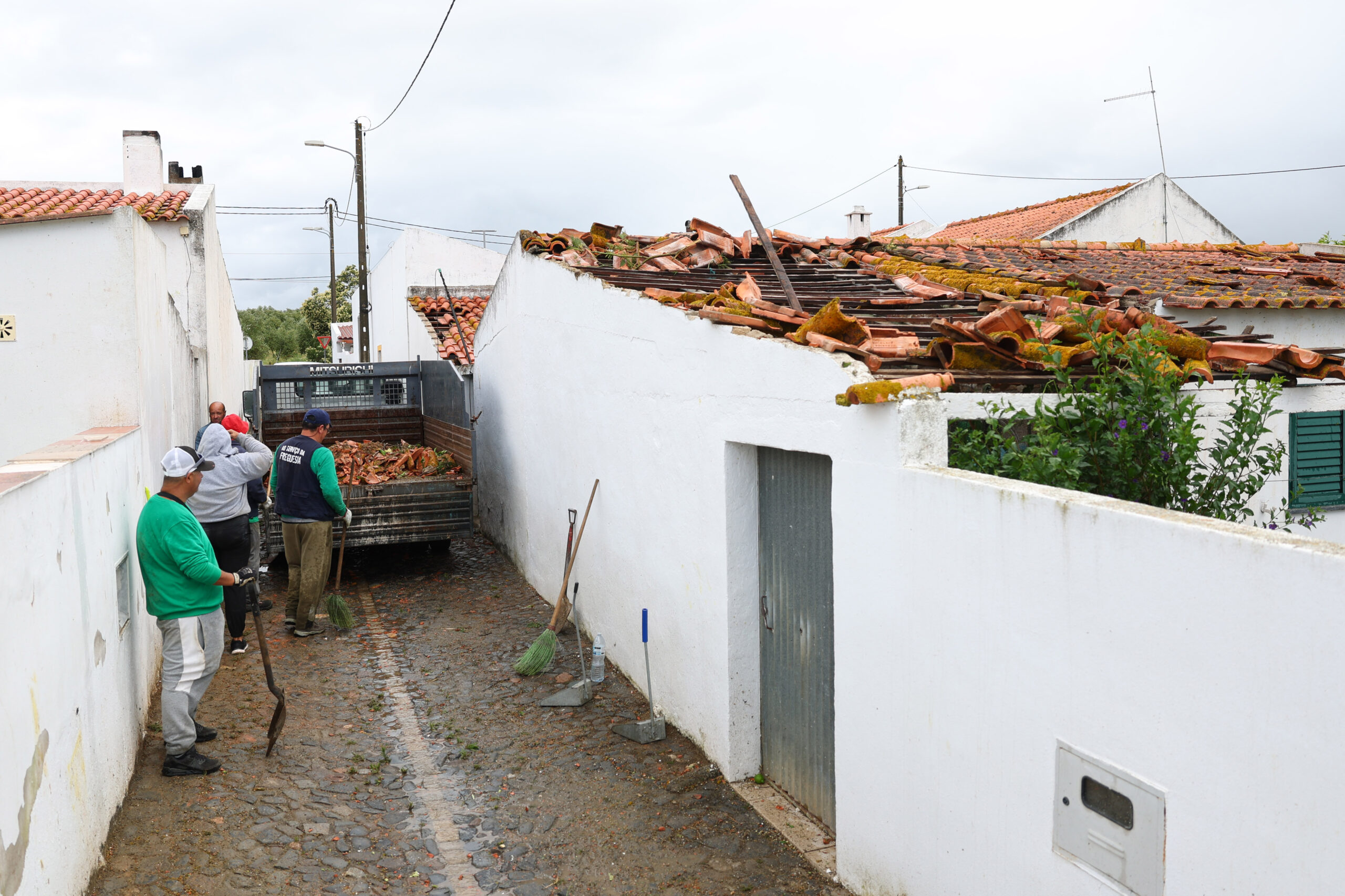 Sul Informação - Tornado acorda aldeia de Beja que arregaçou as mangas para limpeza
