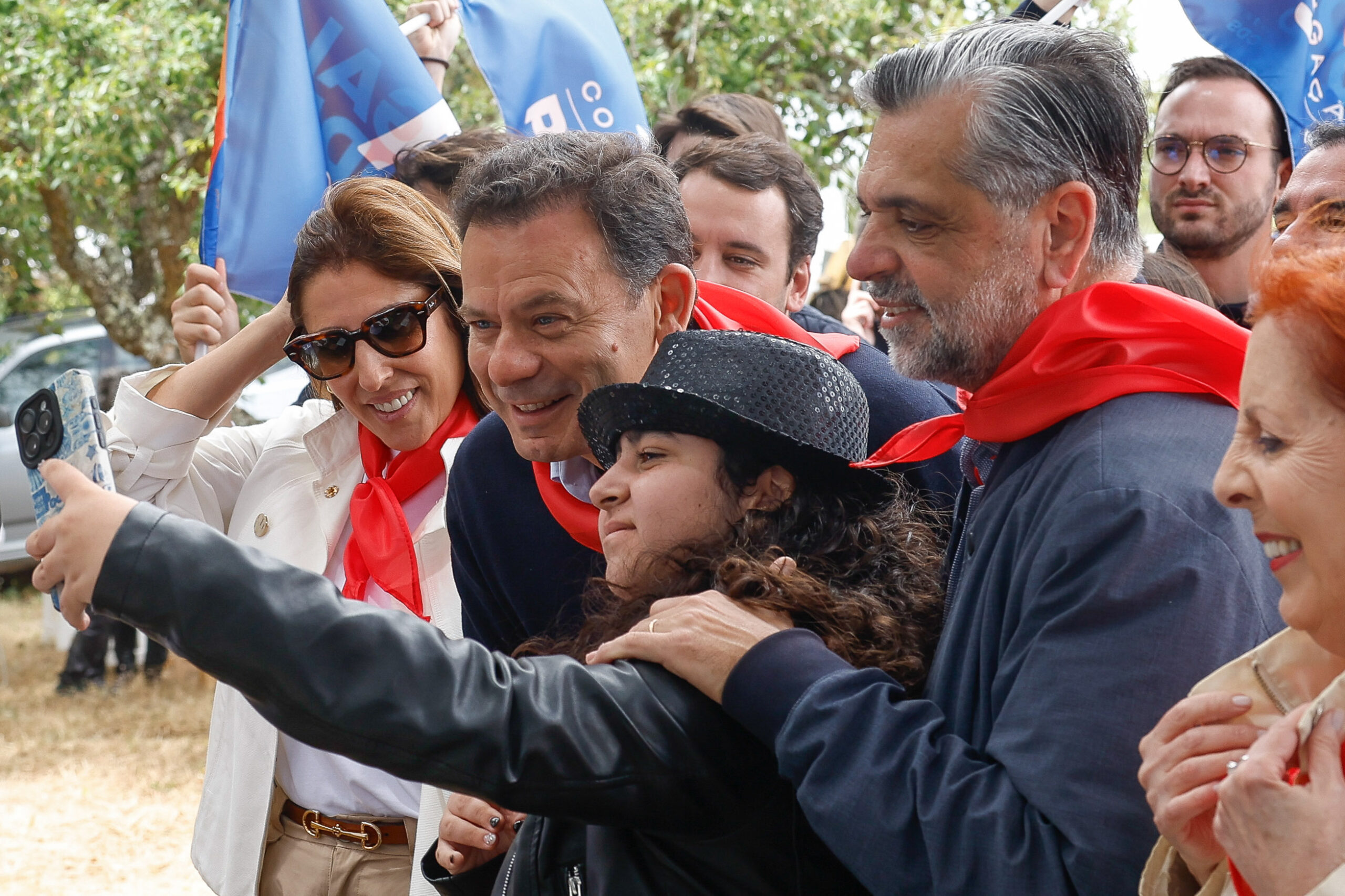 Sul Informação - Montenegro distribui beijos e abraços na Festa da Pinha, mas não escapa às críticas