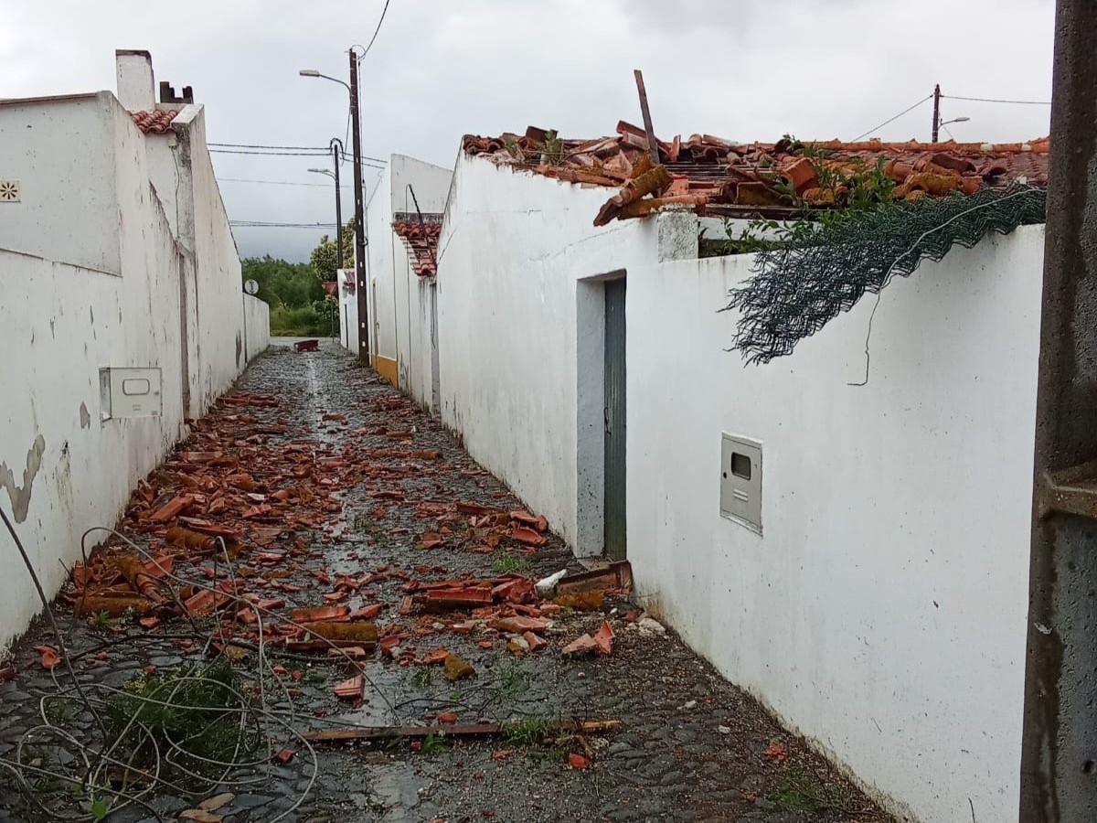 Sul Informação - Ventos fortes provocam danos em telhados e infraestruturas em Beja