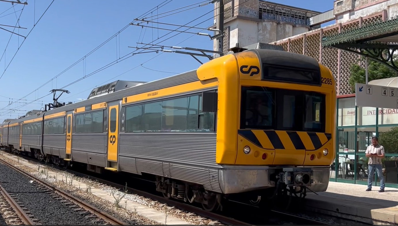 Sul Informação - Apita o primeiro comboio elétrico entre Faro e VRSA