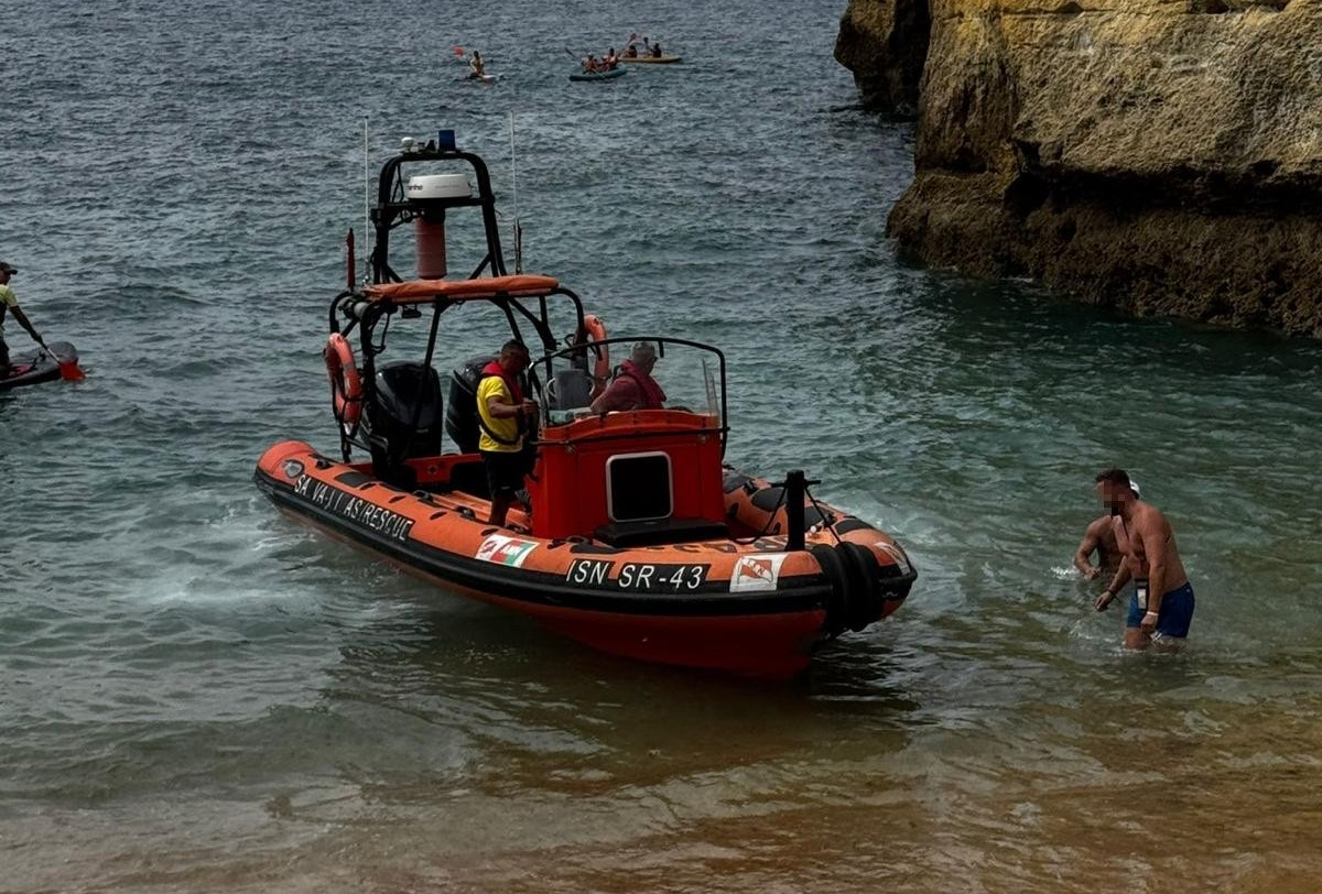 Sul Informação - Dois homens resgatados em zona não vigiada junto às grutas de Benagil