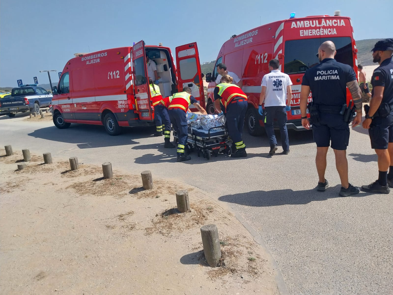 Sul Informação - Três pessoas auxiliadas na praia da Amoreira depois de terem sido arrastadas por um agueiro
