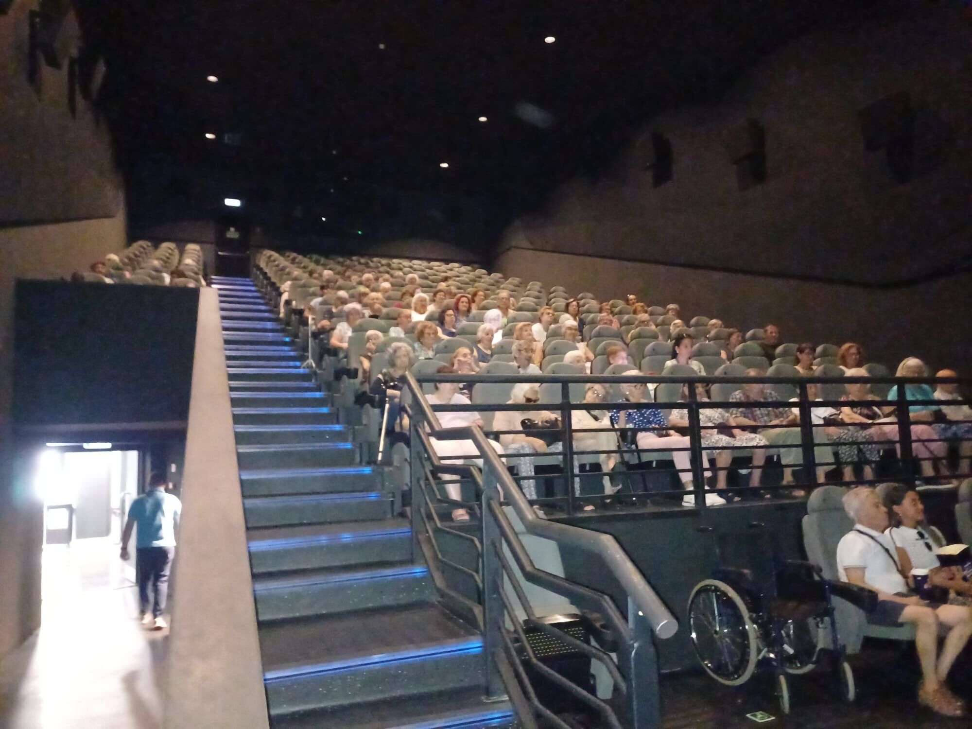 Sul Informação - Município de Faro levou uma centena de idosos ao cinema