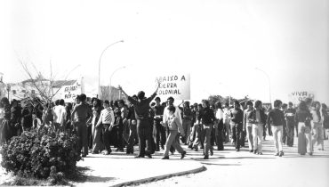 1974__Povo e militares em Abril de 74 (fototeca.cm-lagos.ptantigasabril-de-1974-21)