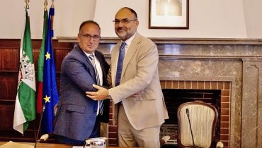 1Miguel Almeida e Álvaro Bila|2Assinatura do documento que marca o fim do contrato de assistência financeira|3Cerimónia de assinatura do documento 2|4Cerimónia de assinatura do documento 1|5Cerimónia de assinatura do documento 2