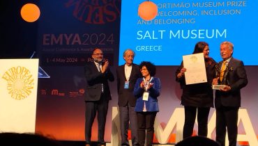 3Conferência anuall EMYA 2024_1|1Conferência anuall EMYA 2024_2|2Isabel Soares e Álvaro Bila entregam o Prémio Museu de Portimão de Acolhimento