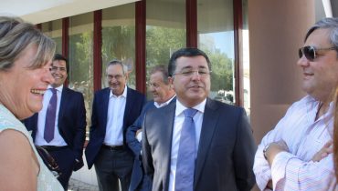 À porta do Tribunal Administrativo de Loulé
