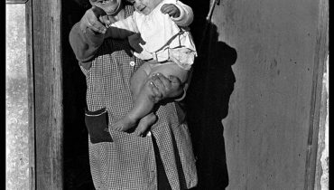 ALG_070-017|capafinalplano|Gossip at the Tavira Fair|ALG_H.183-5.  Young girl at her door. Faro 1978|ALGARVE 63 - press-release - Tim Motion