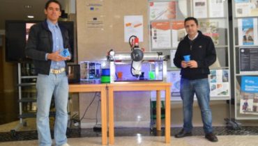 Aldric Négrier e Mário de Freitas junto de Impressora 3D construída de raiz na UAlg