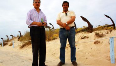 Almeida-Pires-e-António-Covas-vão-lançar-âncoras-no-Barril|Almeida Pires e António Covas no Arraial do Barril|Almeida Pires e António Covas vão lançar âncoras no Barril|Antigo Arraial do Barril é agora zona comercial|Os turistas foram para a praia bem cedo mesmo com algumas nuvens|Comboio Barril