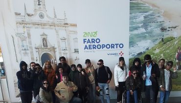 Alunos Olhao Aeroporto (1)|Alunos Olhao Aeroporto (4)|Alunos Olhao Aeroporto (5)|Alunos Olhao Aeroporto (2)|Alunos Olhao Aeroporto (3)