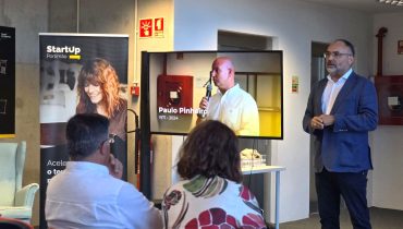 Álvaro Bila no uso da palavra|Os participantes cantaram os parabéns à StartUp Portimão|O vereador José Cardoso encerrou a sessão|O bolo de aniversário|Maria Inês Barra durante a 'talk'|Carlos Araújo apresenta os números da incubadora