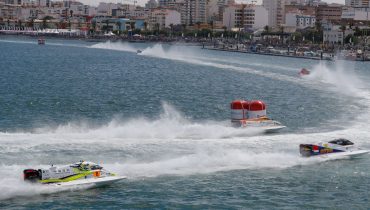 Aspeto da corrida|Momento solene do hastear das bandeiras|Pódiio do GP de Portugal F1 em Motonáutica|Os três melhores pilotos