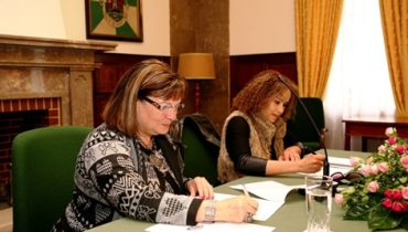 Assinatura do protocolo por Isilda Gomes e Orlanda Trindade - Arquivo CMP_Filipe da Palma|Após a assinatura do protocolo - D.R.