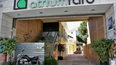 O atrium antes das obras e depois de anos de abandono