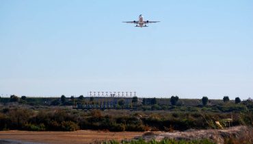 Avião a levantar no Aeroporto de Faro