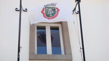 Bandeira a meia haste na Câmara de Monchique|Câmara de Monchique