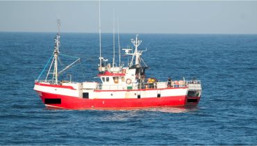 Barco de pesca infrator ao largo de Sines|NPO NRP Figueira da Foz