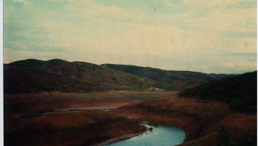 Barragem do Funcho em 2005. Ainda bem visíveis os efeitos do incêndio de 2003.|Barragem do Funcho na seca de 2005. Esta última foi determinante para o recomeço das obras em Odelouca.|Barragem de Odelouca em Junho de 2010