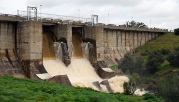 Barragem do Monte Novo, com o paredão cortado ao trânsito, e por estar perto do limite máximo a fazer as descargas possíveis devido a avaria, em Évora, 12 de março de 2025. O Serviço Municipal de Proteção Civil de Évora alertou hoje para a subida do caudal do rio Degebe, a jusante da barragem do Monte Novo, provocada por um problema mecânico que impede a abertura das comportas da albufeira. NUNO VEIGA/LUSA