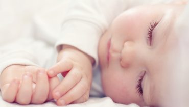 close-up portrait of a beautiful sleeping baby on white|AF_CARTAZ_GLOBAL_1ÂºTRIMESTRE_NACIONAL