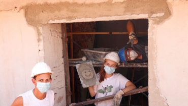 Boa disposição e camaradagem inspiram os voluntários|Decorrem a bom ritmo as obras na casa situada na zona rural de Arão|João Tavares explica pormenores da intervenção a Teresa Mendes|Teresa Mendes