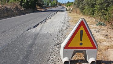 Buraco na estrada entre Estoi e a Conceição de Faro|Estrada em mau estado perto de Estoi