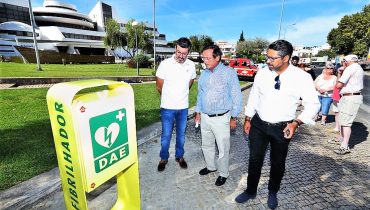 Câmara espalha desfibrilhadores por Albufeira_1|Câmara espalha desfibrilhadores por Albufeira_2