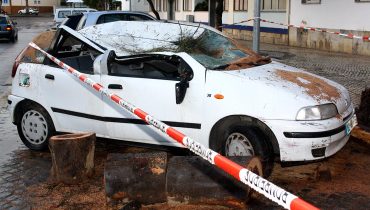 Carro destruido em Olhão_Temporal 1 Nov 2015_2|Carro destruido em Olhão_Temporal 1 Nov 2015_1
