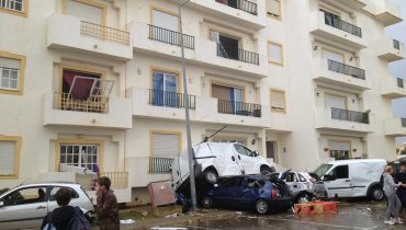 Carros empilhados pelo Tornado em Lagoa