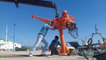 Colocação da grua no Porto de Pesca da Fuzeta